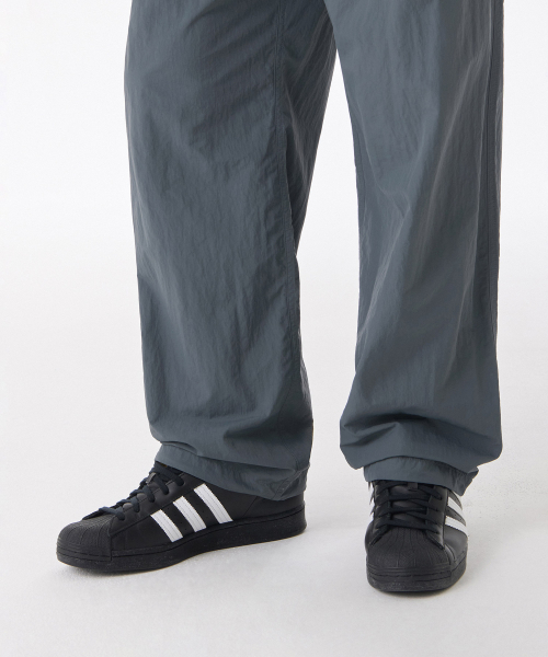 MUSINSA STANDARD（ムシンサスタンダード）の「ナイロンワンタックワイドストリングパンツ[ブルーグレー]（その他パンツ・メンズ・その他・40/38/42/36/34/32/30/26/28）」の7枚目の写真