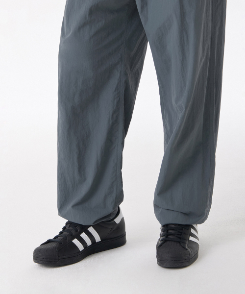 MUSINSA STANDARD（ムシンサスタンダード）の「ナイロンワンタックワイドストリングパンツ[ブルーグレー]（その他パンツ・メンズ・その他・40/38/42/36/34/32/30/26/28）」の8枚目の写真