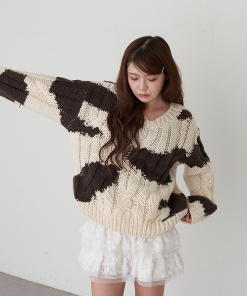 RAY CASSIN（レイカズン）の「ケーブルルーズニット（ニット/セーター・レディース・チャコールグレー/アイボリー/ライトベージュ・FREE）」の4枚目の写真