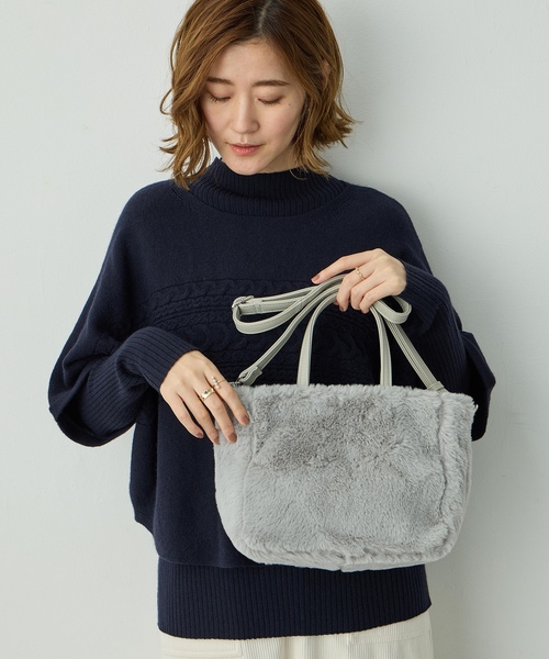 Petit Honfleur（プチオンフルール）の「2WAYファーバック【ショルダーストラップ付き】（トートバッグ・レディース・グレー/ベージュ・フリー）」の7枚目の写真