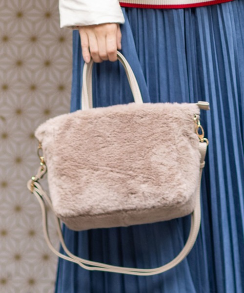 Petit Honfleur（プチオンフルール）の「2WAYファーバック【ショルダーストラップ付き】（トートバッグ・レディース・グレー/ベージュ・フリー）」の2枚目の写真