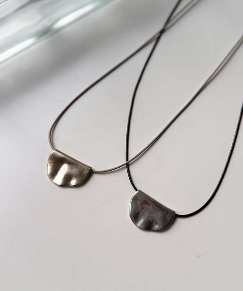 Chez toi（シェトワ）の「半月プレートネックレス（ネックレス・レディース・シルバー/ゴールド・FREE）」の2枚目の写真