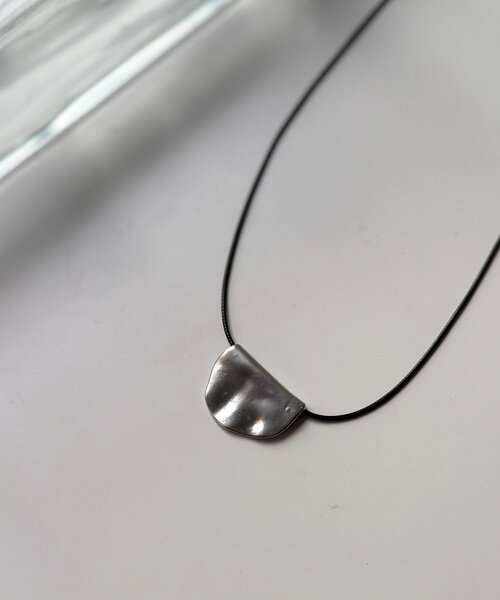 Chez toi（シェトワ）の「半月プレートネックレス（ネックレス・レディース・シルバー/ゴールド・FREE）」の4枚目の写真