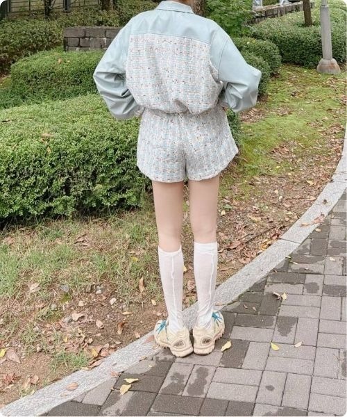 I.O.E(アイオイ)の「韓国流 ミックスツイードクロップドジャケット(ブルゾン・レディース・ブルー/アイボリー・FREE)」の14枚目の写真