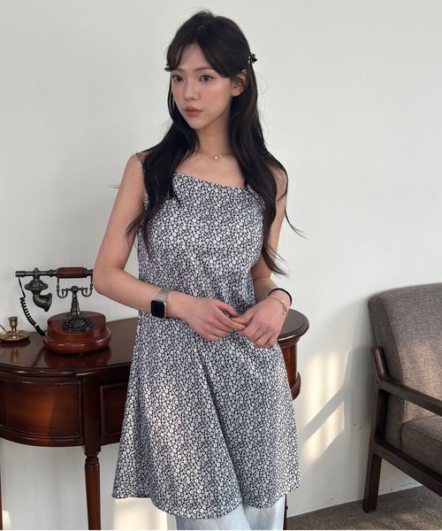 Vini(ヴィニ)の「花柄ミニキャミワンピース(ワンピース・レディース・ブラック・MEDIUM)」の1枚目の写真