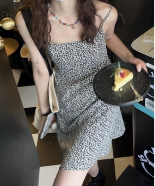 Vini(ヴィニ)の「花柄ミニキャミワンピース(ワンピース・レディース・ブラック・MEDIUM)」の5枚目の写真