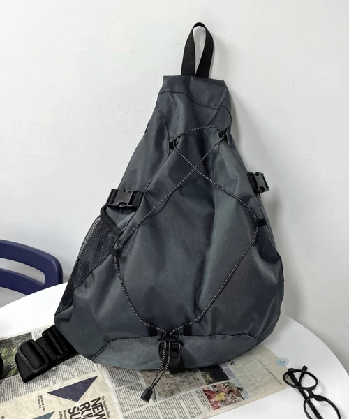 yuue' ( wear )(ユーイ)の「大容量ドローコードワンショルダーボディバッグ/リュック/バックパック/軽量撥水/A4サイズ対応/ユニセックス(バックパック/リュック・レディース・グレー/ブラック・FREE)」の2枚目の写真