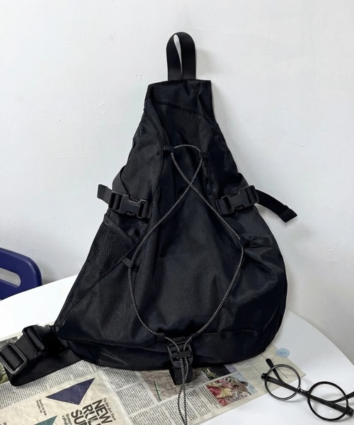 yuue' ( wear )(ユーイ)の「大容量ドローコードワンショルダーボディバッグ/リュック/バックパック/軽量撥水/A4サイズ対応/ユニセックス(バックパック/リュック・レディース・グレー/ブラック・FREE)」の1枚目の写真
