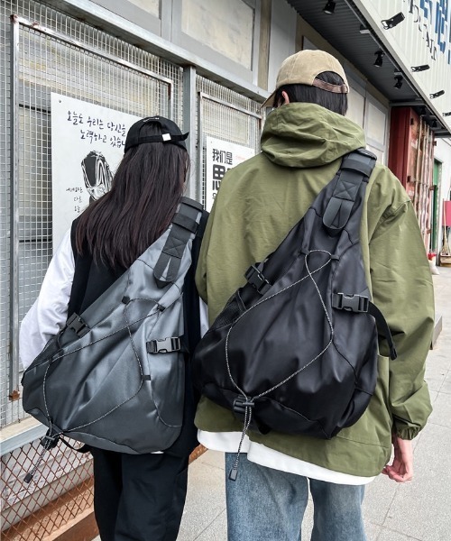 yuue' ( wear )(ユーイ)の「大容量ドローコードワンショルダーボディバッグ/リュック/バックパック/軽量撥水/A4サイズ対応/ユニセックス(バックパック/リュック・レディース・グレー/ブラック・FREE)」の17枚目の写真