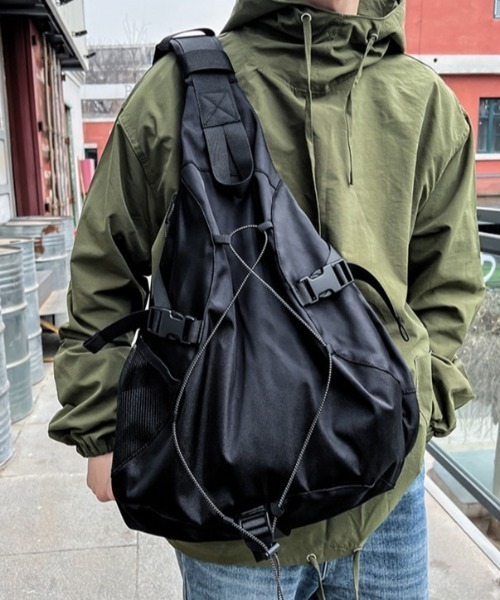 yuue' ( wear )(ユーイ)の「大容量ドローコードワンショルダーボディバッグ/リュック/バックパック/軽量撥水/A4サイズ対応/ユニセックス(バックパック/リュック・レディース・グレー/ブラック・FREE)」の6枚目の写真