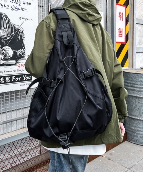 yuue' ( wear )(ユーイ)の「大容量ドローコードワンショルダーボディバッグ/リュック/バックパック/軽量撥水/A4サイズ対応/ユニセックス(バックパック/リュック・レディース・グレー/ブラック・FREE)」の7枚目の写真