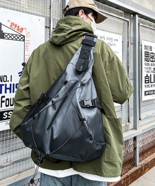 yuue' ( wear )(ユーイ)の「大容量ドローコードワンショルダーボディバッグ/リュック/バックパック/軽量撥水/A4サイズ対応/ユニセックス(バックパック/リュック・レディース・グレー/ブラック・FREE)」の15枚目の写真
