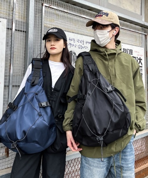 yuue' ( wear )(ユーイ)の「大容量ドローコードワンショルダーボディバッグ/リュック/バックパック/軽量撥水/A4サイズ対応/ユニセックス(バックパック/リュック・レディース・グレー/ブラック・FREE)」の18枚目の写真