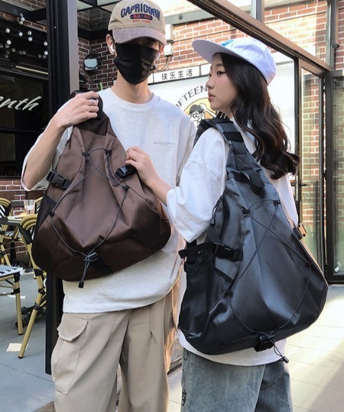 yuue' ( wear )(ユーイ)の「大容量ドローコードワンショルダーボディバッグ/リュック/バックパック/軽量撥水/A4サイズ対応/ユニセックス(バックパック/リュック・レディース・グレー/ブラック・FREE)」の22枚目の写真