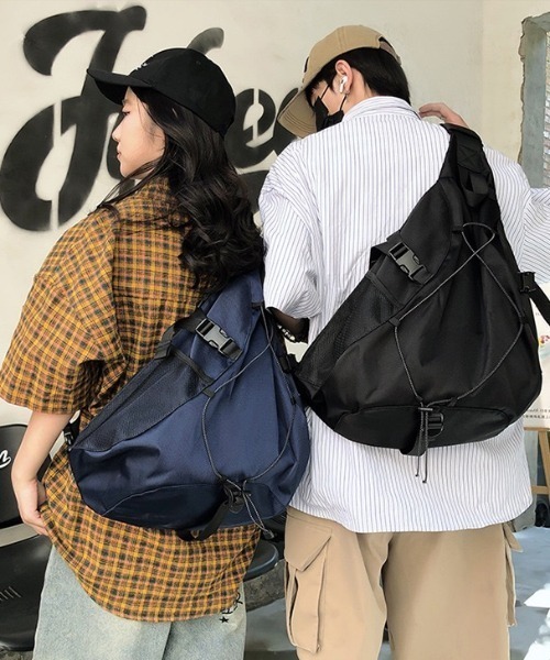 yuue' ( wear )(ユーイ)の「大容量ドローコードワンショルダーボディバッグ/リュック/バックパック/軽量撥水/A4サイズ対応/ユニセックス(バックパック/リュック・レディース・グレー/ブラック・FREE)」の11枚目の写真