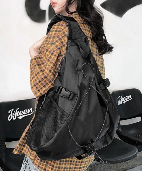 yuue' ( wear )(ユーイ)の「大容量ドローコードワンショルダーボディバッグ/リュック/バックパック/軽量撥水/A4サイズ対応/ユニセックス(バックパック/リュック・レディース・グレー/ブラック・FREE)」の9枚目の写真