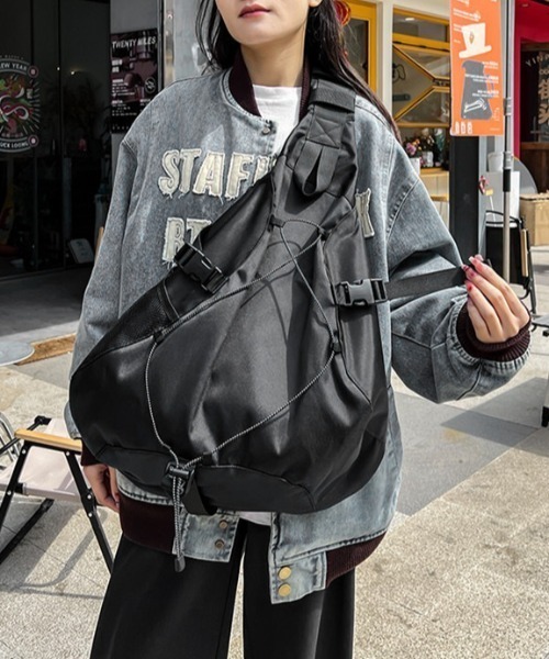 yuue' ( wear )(ユーイ)の「大容量ドローコードワンショルダーボディバッグ/リュック/バックパック/軽量撥水/A4サイズ対応/ユニセックス(バックパック/リュック・レディース・グレー/ブラック・FREE)」の5枚目の写真