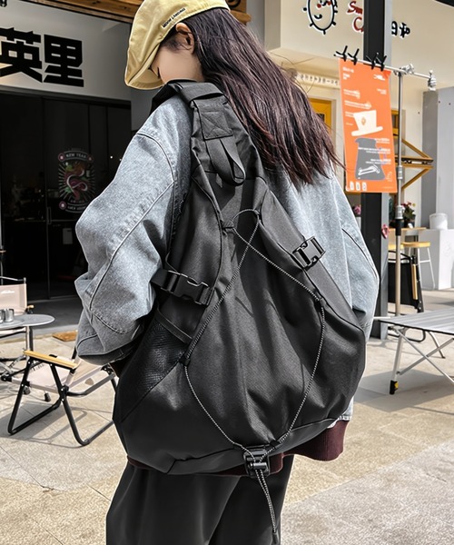 yuue' ( wear )(ユーイ)の「大容量ドローコードワンショルダーボディバッグ/リュック/バックパック/軽量撥水/A4サイズ対応/ユニセックス(バックパック/リュック・レディース・グレー/ブラック・FREE)」の3枚目の写真