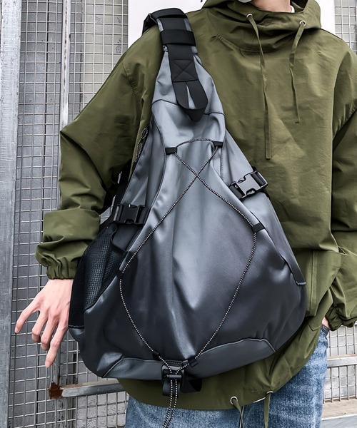 yuue' ( wear )(ユーイ)の「大容量ドローコードワンショルダーボディバッグ/リュック/バックパック/軽量撥水/A4サイズ対応/ユニセックス(バックパック/リュック・レディース・グレー/ブラック・FREE)」の16枚目の写真