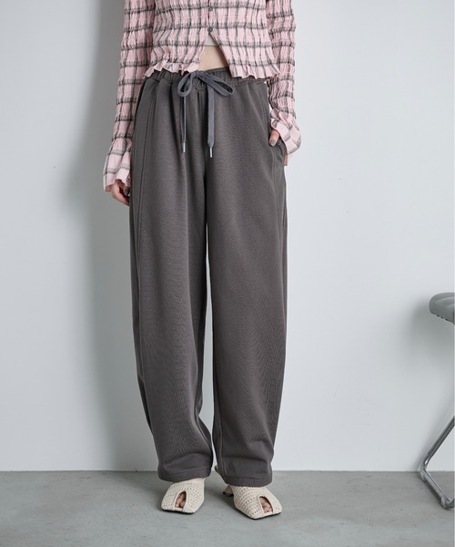 THE YOn（ザヨン）の「コットン裏毛サイドスナップイージーパンツ（スウェットパンツ・レディース・グレー/チャコールグレー/クリーム/ピンク・FREE）」の10枚目の写真