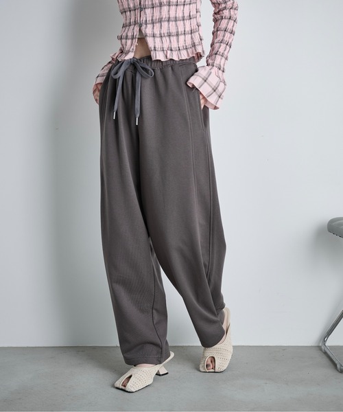 THE YOn（ザヨン）の「コットン裏毛サイドスナップイージーパンツ（スウェットパンツ・レディース・グレー/チャコールグレー/クリーム/ピンク・FREE）」の11枚目の写真