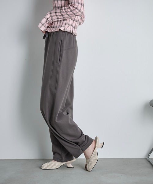 THE YOn（ザヨン）の「コットン裏毛サイドスナップイージーパンツ（スウェットパンツ・レディース・グレー/チャコールグレー/クリーム/ピンク・FREE）」の12枚目の写真