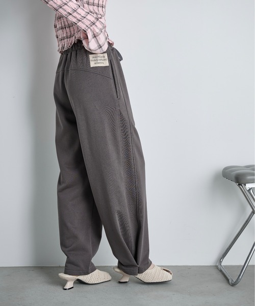 THE YOn（ザヨン）の「コットン裏毛サイドスナップイージーパンツ（スウェットパンツ・レディース・グレー/チャコールグレー/クリーム/ピンク・FREE）」の15枚目の写真