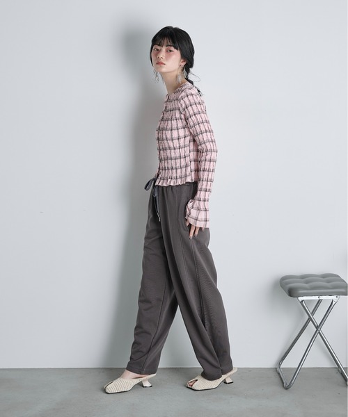 THE YOn（ザヨン）の「コットン裏毛サイドスナップイージーパンツ（スウェットパンツ・レディース・グレー/チャコールグレー/クリーム/ピンク・FREE）」の20枚目の写真