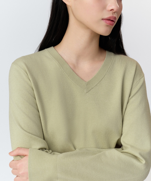 MUSINSA STANDARD WOMAN（ムシンサスタンダードウーマン）の「ウィメンズエッセンシャルVネックニット[ペイルグリーン]（ニット/セーター・レディース・その他・X-SMALL/SMALL/MEDIUM/LARGE）」の5枚目の写真