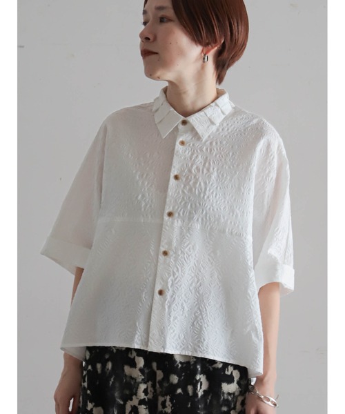 FIL DE FER(フィルデフェール)の「【予約】パターン塩縮 ドルマンシャツ(シャツ/ブラウス・レディース・サックスブルー/ホワイト・FREE)」の2枚目の写真