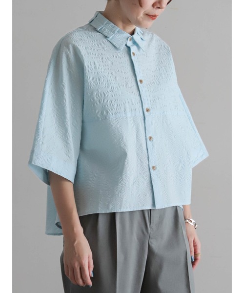 FIL DE FER(フィルデフェール)の「【予約】パターン塩縮 ドルマンシャツ(シャツ/ブラウス・レディース・サックスブルー/ホワイト・FREE)」の1枚目の写真