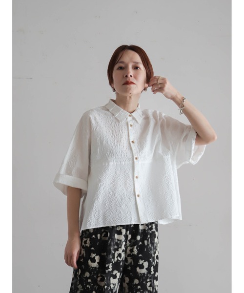 FIL DE FER(フィルデフェール)の「【予約】パターン塩縮 ドルマンシャツ(シャツ/ブラウス・レディース・サックスブルー/ホワイト・FREE)」の4枚目の写真