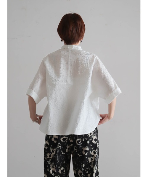 FIL DE FER(フィルデフェール)の「【予約】パターン塩縮 ドルマンシャツ(シャツ/ブラウス・レディース・サックスブルー/ホワイト・FREE)」の5枚目の写真