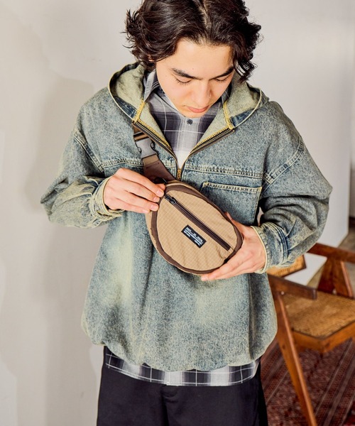 niko and...(ニコアンド)の「チェックミニボディバッグ(ボディバッグ/ウエストポーチ・メンズ・ベージュ/ブラック/ブルー・FREE)」の3枚目の写真