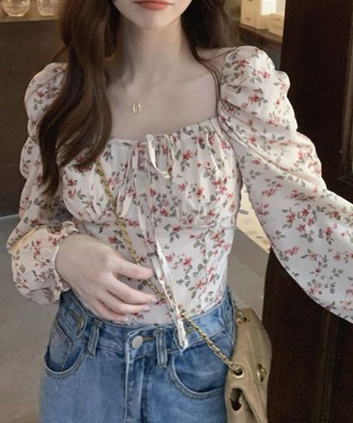 Flugge（フラッジー）の「スクエアネック花柄ブラウス（シャツ/ブラウス・レディース・ホワイト/ブラック・LARGE/MEDIUM）」の5枚目の写真