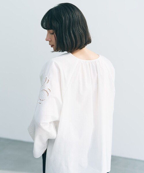 UNFILO(アンフィーロ)の「エンブロイダリー ブラウス(シャツ/ブラウス・レディース・ホワイト系/ブラック系・SMALL/MEDIUM)」の12枚目の写真