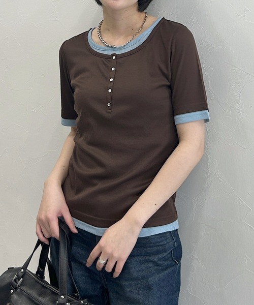 PAGEBOY（ページボーイ）の「【1枚でレイヤードが叶う・新色追加】フェイクレイヤードヘンリートップス/半袖Tシャツ（Tシャツ/カットソー・レディース・イエロー/ブラック/ブルー/グレー/ブラウン/ライトグレー・FREE）」の4枚目の写真