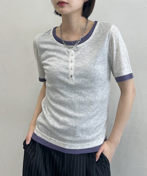 PAGEBOY（ページボーイ）の「【1枚でレイヤードが叶う・新色追加】フェイクレイヤードヘンリートップス/半袖Tシャツ（Tシャツ/カットソー・レディース・イエロー/ブラック/ブルー/グレー/ブラウン/ライトグレー・FREE）」の2枚目の写真