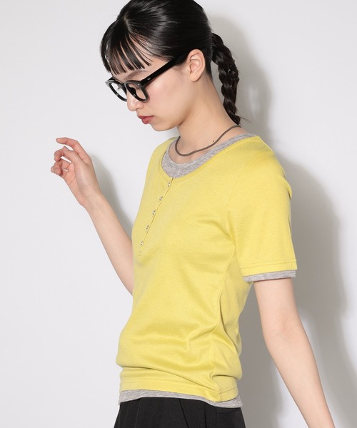 PAGEBOY（ページボーイ）の「【1枚でレイヤードが叶う・新色追加】フェイクレイヤードヘンリートップス/半袖Tシャツ（Tシャツ/カットソー・レディース・イエロー/ブラック/ブルー/グレー/ブラウン/ライトグレー・FREE）」の17枚目の写真