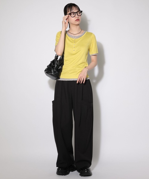 PAGEBOY（ページボーイ）の「【1枚でレイヤードが叶う・新色追加】フェイクレイヤードヘンリートップス/半袖Tシャツ（Tシャツ/カットソー・レディース・イエロー/ブラック/ブルー/グレー/ブラウン/ライトグレー・FREE）」の13枚目の写真