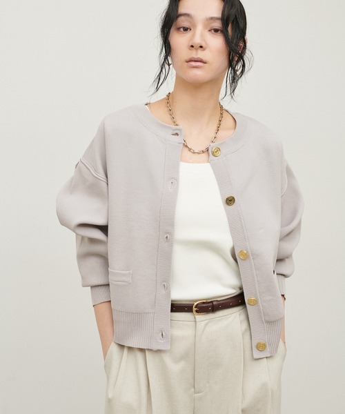 LARUTA（ラルータ）の「【LARUTA】ロゴ入り金釦ポリクルーカーディガン（カーディガン/ボレロ・レディース・ブラック/グリーン/アイボリー/ベージュ/グレー・FREE）」の4枚目の写真