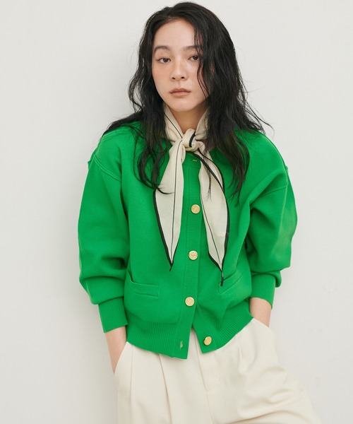 LARUTA（ラルータ）の「【LARUTA】ロゴ入り金釦ポリクルーカーディガン（カーディガン/ボレロ・レディース・ブラック/グリーン/アイボリー/ベージュ/グレー・FREE）」の2枚目の写真