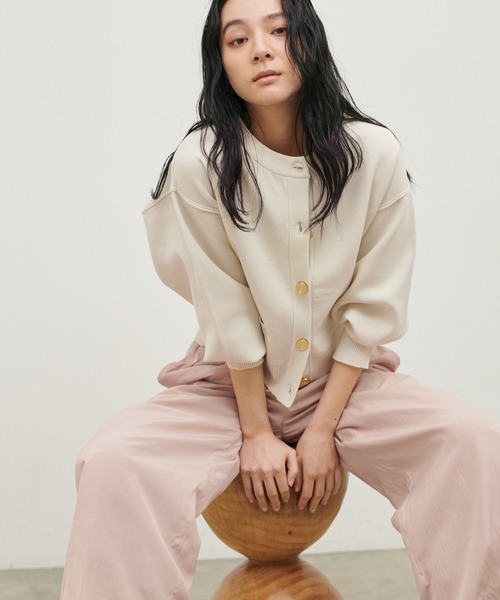 LARUTA（ラルータ）の「【LARUTA】ロゴ入り金釦ポリクルーカーディガン（カーディガン/ボレロ・レディース・ブラック/グリーン/アイボリー/ベージュ/グレー・FREE）」の3枚目の写真