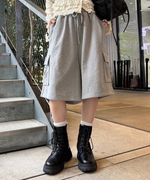 w closet(ダブルクローゼット)の「ハーフカーゴパンツ(その他パンツ・レディース・アイボリー/オフホワイト/グレー・FREE)」の3枚目の写真