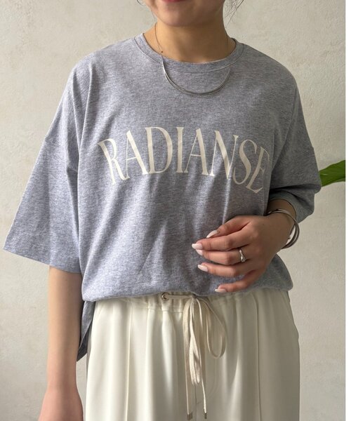 Jena espace merveilleux(ジェナ エスパスメルヴェイユ)の「ロゴシルケットカットソー(Tシャツ/カットソー・レディース・グレー/オフホワイト/ブラック・FREE)」の3枚目の写真