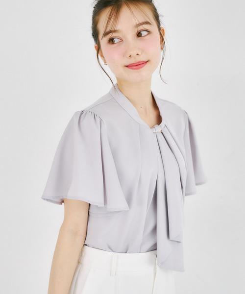 tocco closet(トッコ クローゼット)の「ゴールドバー付ボウタイブラウス(シャツ/ブラウス・レディース・オフホワイト/グレー・M)」の2枚目の写真