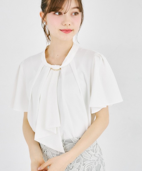 tocco closet(トッコ クローゼット)の「ゴールドバー付ボウタイブラウス(シャツ/ブラウス・レディース・オフホワイト/グレー・M)」の1枚目の写真