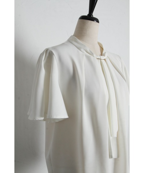 tocco closet(トッコ クローゼット)の「ゴールドバー付ボウタイブラウス(シャツ/ブラウス・レディース・オフホワイト/グレー・M)」の5枚目の写真
