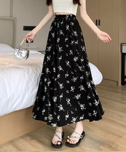 mielu(ミエル)の「フラワープリントフレアスカート(スカート・レディース・ブラック/ホワイト・LARGE/MEDIUM)」の1枚目の写真