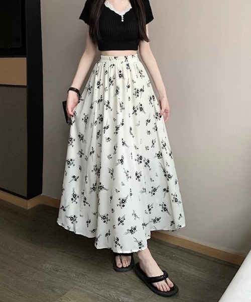 mielu(ミエル)の「フラワープリントフレアスカート(スカート・レディース・ブラック/ホワイト・LARGE/MEDIUM)」の4枚目の写真